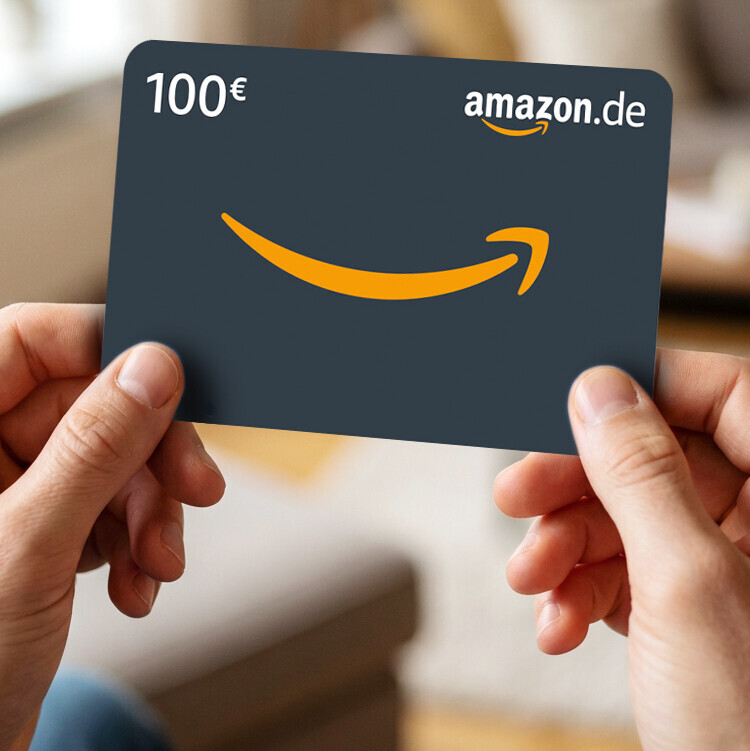 Hände halten eine 100€ Amazon-Geschenkkarte
