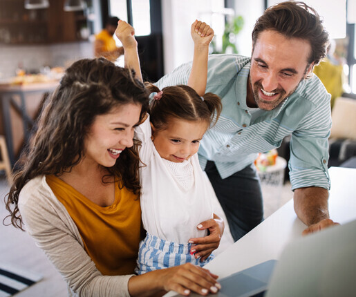 Familie vor dem Laptop