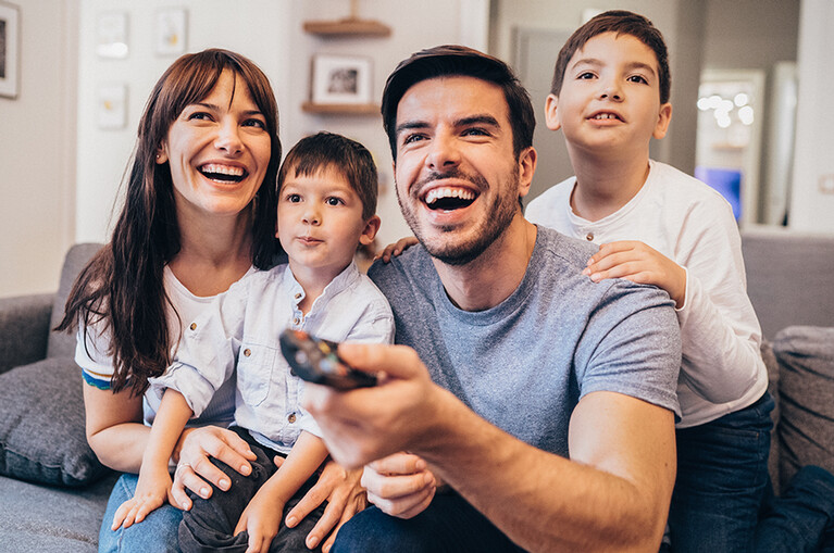 Familie vorm TV