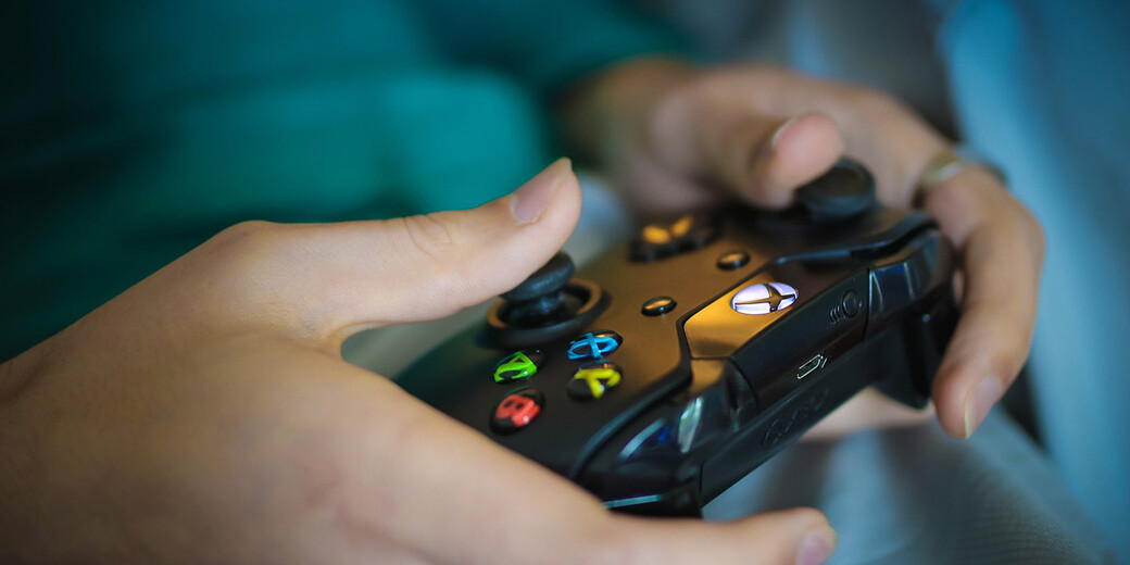Person spielt Online-Game mit X-Box