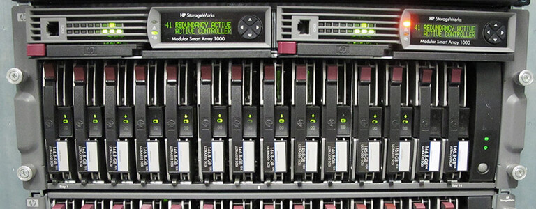 Serverlösungen können unterschiedlich aufgebaut sein Ansicht eines Disk-Arrays mit mehren Festplatten