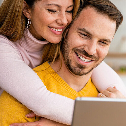 Junges Paar vor einem Tablet