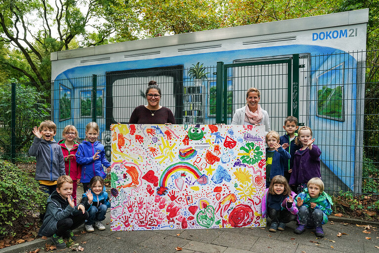 Kinder der Kita Murmel mit ihrem Bild