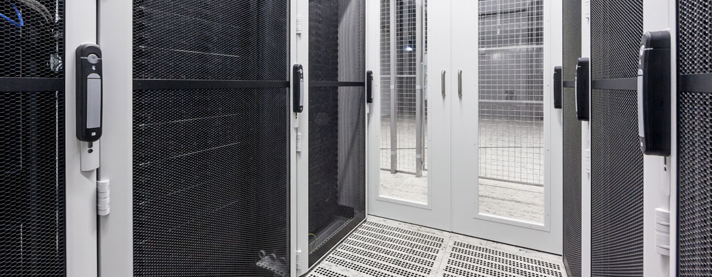 Serverschränke sind nur ein Teil der Infrastruktur eines Rechenzentrums Serverschränke im Innren eines Rechenzentrums