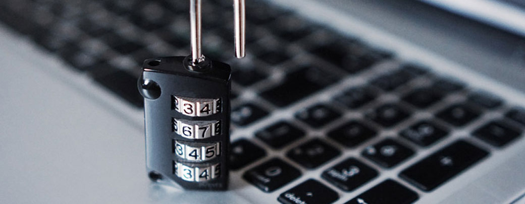 Zahlenschloss auf einem Laptop